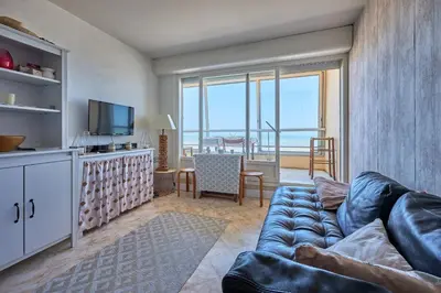 Télévision ou salle de divertissement dans l'établissement La Longue Vue - Appt face à la mer