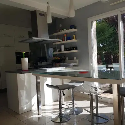 Cuisine ou kitchenette dans l'établissement Entre Caen et la mer avec Piscine