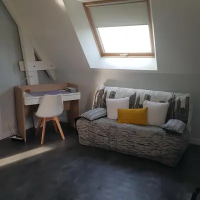 Coin salon dans l'établissement Entre Caen et la mer avec Piscine