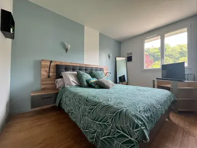 Un ou plusieurs lits dans un hébergement de l'établissement Maison avec jardin centre ville