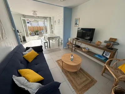 Télévision ou salle de divertissement dans l'établissement C'est une maison bleue, juste à côté de la plage...