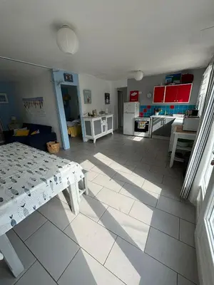 Un ou plusieurs lits dans un hébergement de l'établissement C'est une maison bleue, juste à côté de la plage...