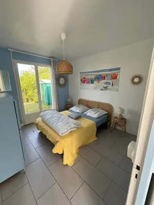 Un ou plusieurs lits dans un hébergement de l'établissement C'est une maison bleue, juste à côté de la plage...
