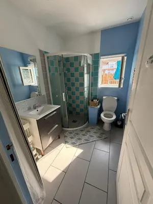 Salle de bains dans l'établissement C'est une maison bleue, juste à côté de la plage...
