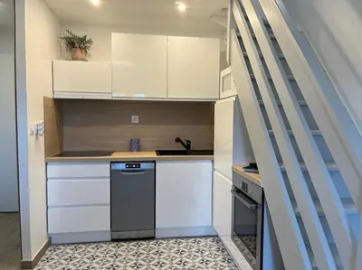 Cuisine ou kitchenette dans l'établissement Charmant Duplex, 300 m de la mer
