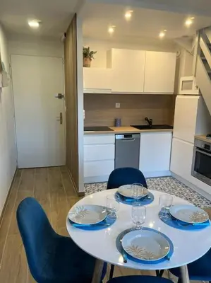 Cuisine ou kitchenette dans l'établissement Charmant Duplex, 300 m de la mer