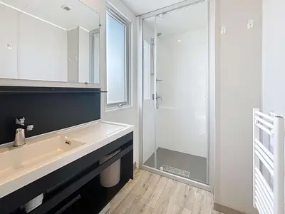 Salle de bains dans l'établissement Mobil-home Grand Confort à Jullouville - Plage, Piscine Chauffée, Fitness et Parking - FR-1-361A-66