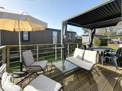 Balcon ou terrasse dans l'établissement Mobil-home Grand Confort à Jullouville - Plage, Piscine Chauffée, Fitness et Parking - FR-1-361A-66