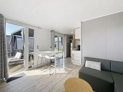 Coin salon dans l'établissement Mobil-home Grand Confort à Jullouville - Plage, Piscine Chauffée, Fitness et Parking - FR-1-361A-66