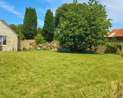 Jardin de l'établissement Maison en pierre au milieu du bocage