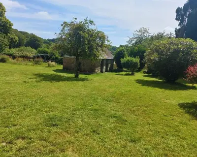 Jardin de l'établissement Maison en pierre au milieu du bocage