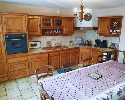 Cuisine ou kitchenette dans l'établissement Maison en pierre au milieu du bocage