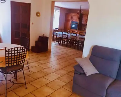Coin salon dans l'établissement Maison en pierre au milieu du bocage