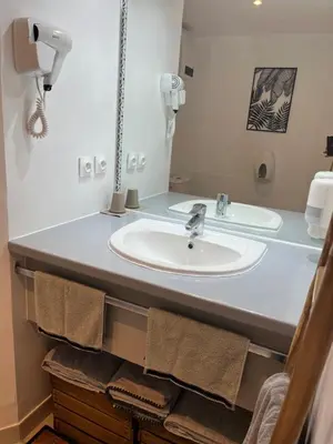 Salle de bains dans l'établissement Chambres d’hôtes de l’Ancienne Auberge