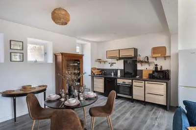 Cuisine ou kitchenette dans l'établissement La Maison de Louise - Superbe maison avec patio