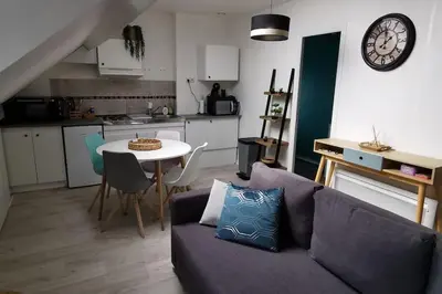 Cuisine ou kitchenette dans l'établissement Appartement cosy, 300m de la mer