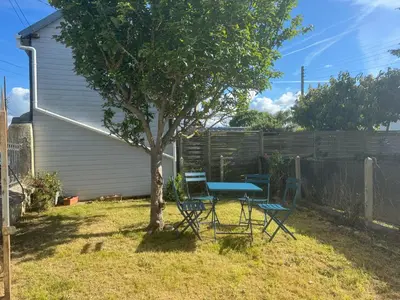 Jardin de l'établissement Appartement 35 m2 1er étage 200 m de la mer avec jardin