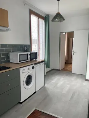 Cuisine ou kitchenette dans l'établissement Appartement 35 m2 1er étage 200 m de la mer avec jardin
