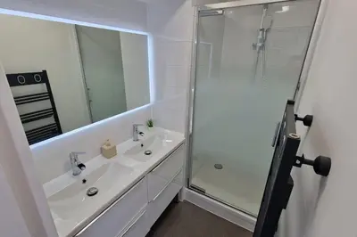 Salle de bains dans l'établissement Appartement Ouistreham proche centre et plage