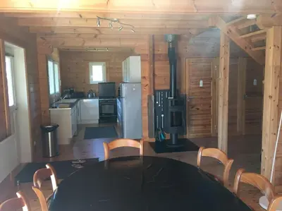 Cuisine ou kitchenette dans l'établissement Charmante maison en bois proche mer