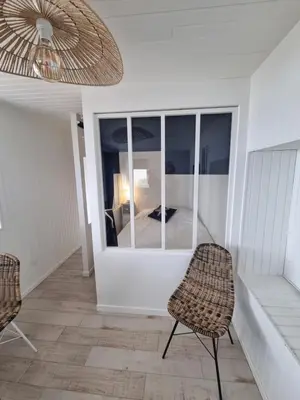 Coin salon dans l'établissement Petite maison avec jardin face mer