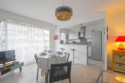 Cuisine ou kitchenette dans l'établissement Appt agréable avec balcon au sud-ouest de Caen
