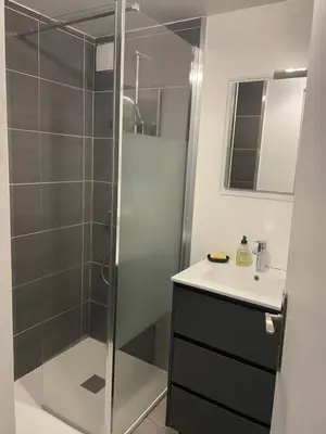 Salle de bains dans l'établissement Chalet rénové Cabourg