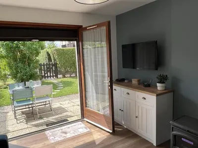 Télévision ou salle de divertissement dans l'établissement **Cottage 6 pers à Cabourg - Proche plage et thalasso, jardin, parking, Wi-Fi gratuit** - FR-1-487-358