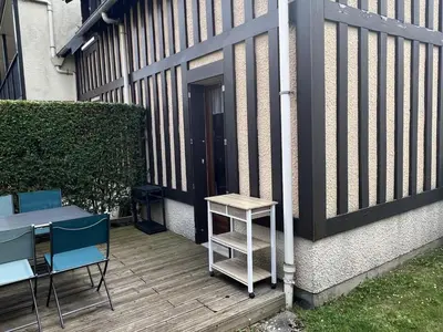 Balcon ou terrasse dans l'établissement **Cottage 6 pers à Cabourg - Proche plage et thalasso, jardin, parking, Wi-Fi gratuit** - FR-1-487-358