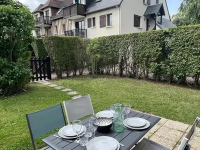Jardin de l'établissement **Cottage 6 pers à Cabourg - Proche plage et thalasso, jardin, parking, Wi-Fi gratuit** - FR-1-487-358
