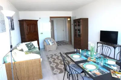 Télévision ou salle de divertissement dans l'établissement BELLE VIE vue dominante mer et plage - Appartement 2 à 4 personnes