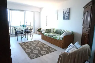 Coin salon dans l'établissement BELLE VIE vue dominante mer et plage - Appartement 2 à 4 personnes