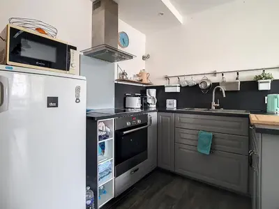 Cuisine ou kitchenette dans l'établissement Appartement T3 avec vue sur port, parking et WiFi - FR-1-746-6