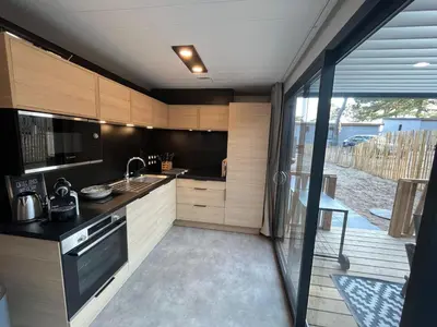 Cuisine ou kitchenette dans l'établissement Cottage Jullouville Piscine Chauffée Accès Plage Baie du Mont Saint Michel