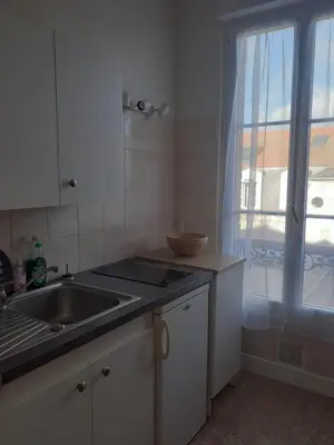 Cuisine ou kitchenette dans l'établissement Cabourg Charmant studio centre ville RUE DE LA MER
