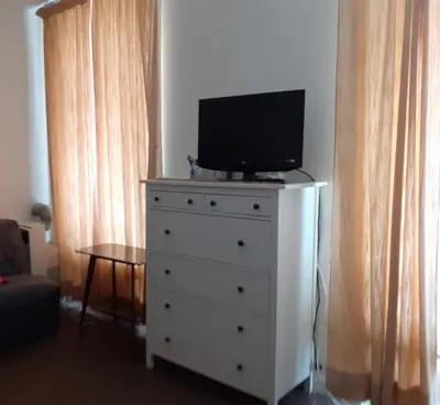 Télévision ou salle de divertissement dans l'établissement Cabourg Charmant studio centre ville RUE DE LA MER