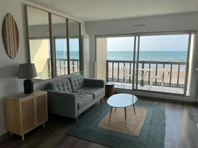 Vue générale sur la mer ou vue sur la mer prise depuis l'appartement