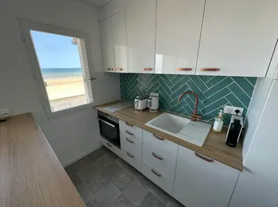 Cuisine ou kitchenette dans l'établissement Vue mer exceptionnelle à Cabourg