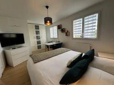 Télévision ou salle de divertissement dans l'établissement 2 Chambres chez l habitant à proximité baie du Mont Saint Michel Avranches