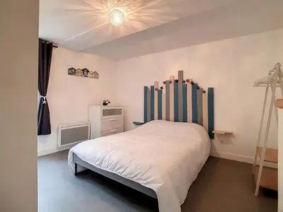 Un ou plusieurs lits dans un hébergement de l'établissement T2 Centre-ville Luc-sur-Mer, à 30m Plage, Wifi, 4 Pers - FR-1-746-13