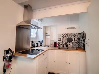 Cuisine ou kitchenette dans l'établissement T2 Centre-ville Luc-sur-Mer, à 30m Plage, Wifi, 4 Pers - FR-1-746-13