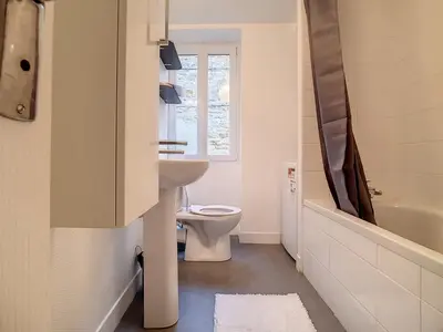 Salle de bains dans l'établissement T2 Centre-ville Luc-sur-Mer, à 30m Plage, Wifi, 4 Pers - FR-1-746-13