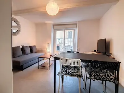 Coin salon dans l'établissement T2 Centre-ville Luc-sur-Mer, à 30m Plage, Wifi, 4 Pers - FR-1-746-13