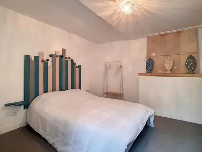 Un ou plusieurs lits dans un hébergement de l'établissement T2 Centre-ville Luc-sur-Mer, à 30m Plage, Wifi, 4 Pers - FR-1-746-13