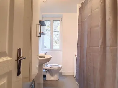 Salle de bains dans l'établissement T2 Centre-ville Luc-sur-Mer, à 30m Plage, Wifi, 4 Pers - FR-1-746-13