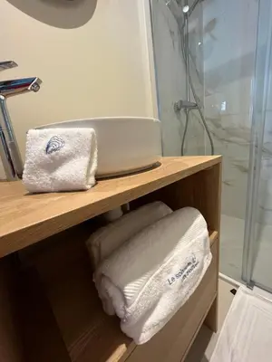 Salle de bains dans l'établissement Granville / Maison entièrement rénovée à 100 m des plages