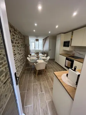 Cuisine ou kitchenette dans l'établissement Granville / Maison entièrement rénovée à 100 m des plages