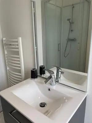 Salle de bains dans l'établissement Gite de bourg Pêni-Pênant