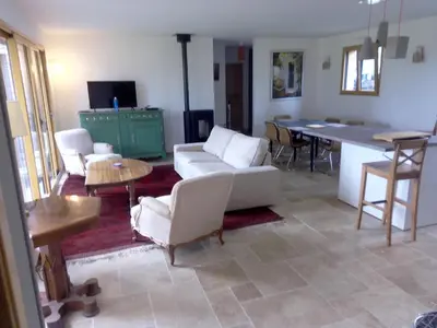 Télévision ou salle de divertissement dans l'établissement gîte les jardins d'esteban