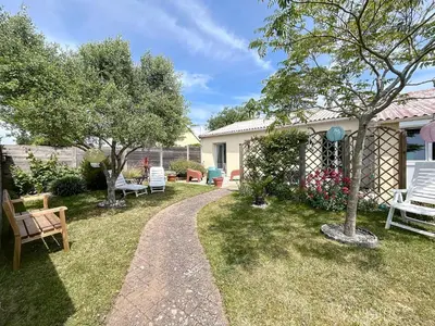 Jardin de l'établissement Maison rénovée, à 300m de la plage et proche commerces, avec terrasse et jardin, tout confort - FR-1-361-131